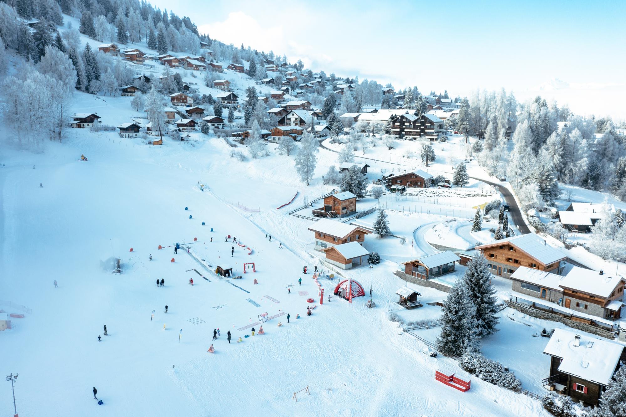 Panorama Alp o świcie — ośnieżone szczyty i stok narciarski