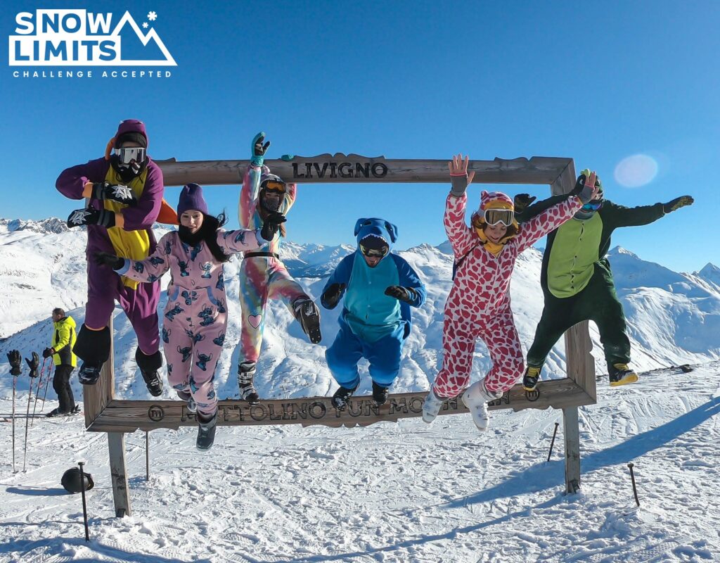 Grupa uczestników wyjazdu przy drewnianej ramie ze znakiem Livigno