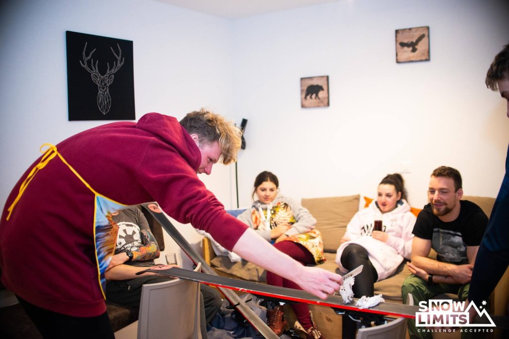 Przygotowanie nart w apartamencie przed kolejnym dniem jazdy